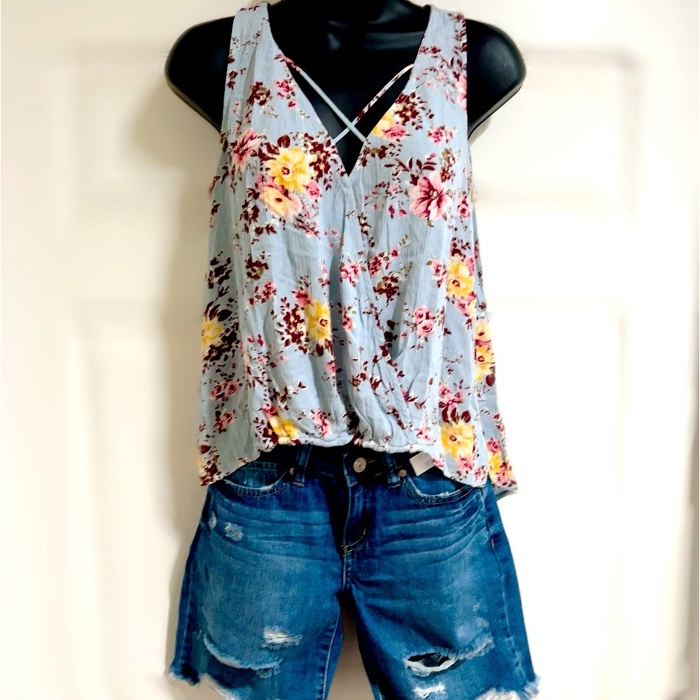 Women’s sleeveless high low tank top.  Light blue/multi.  Size XS